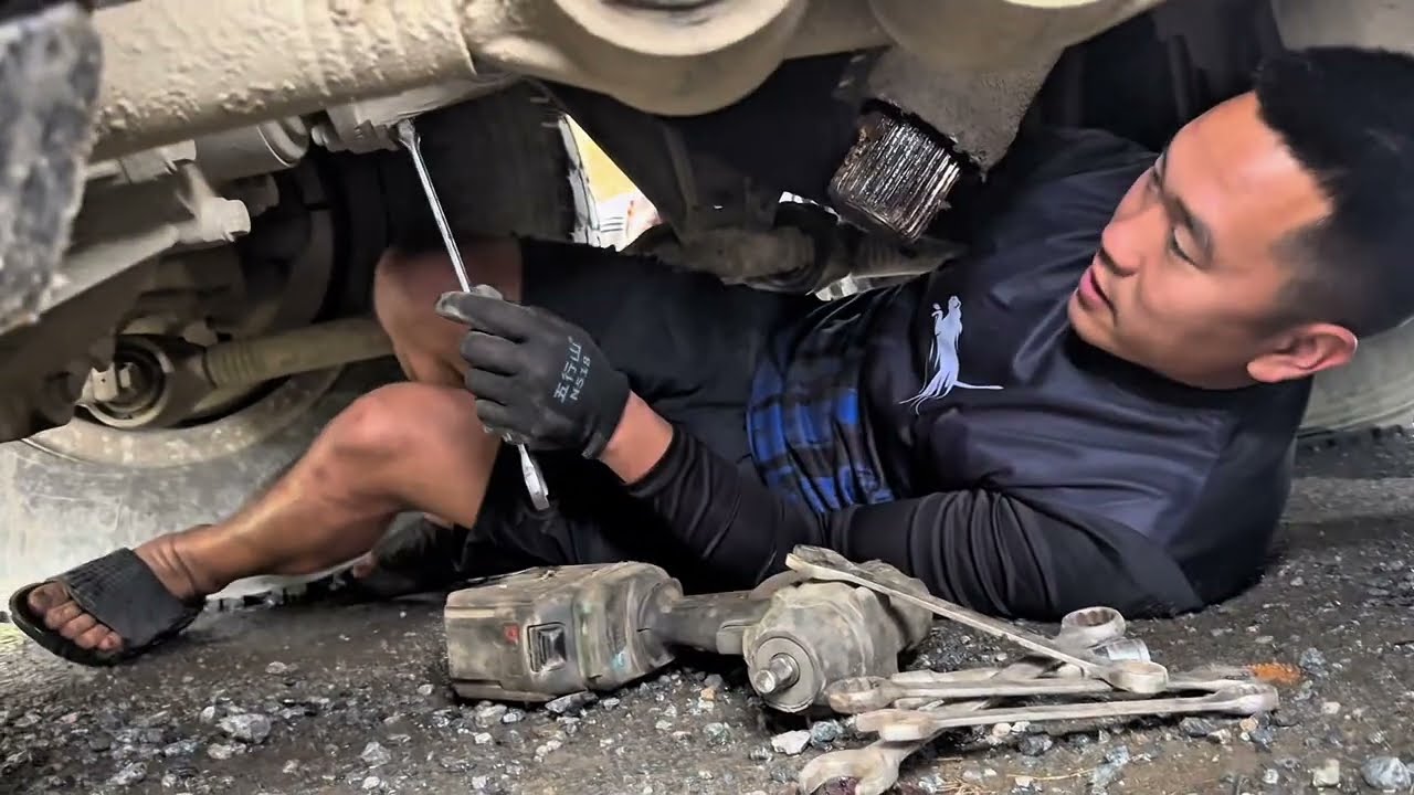 Driving 100km on the mountain pass in Northern Vietnam, rescue team replaces wheel bearing.