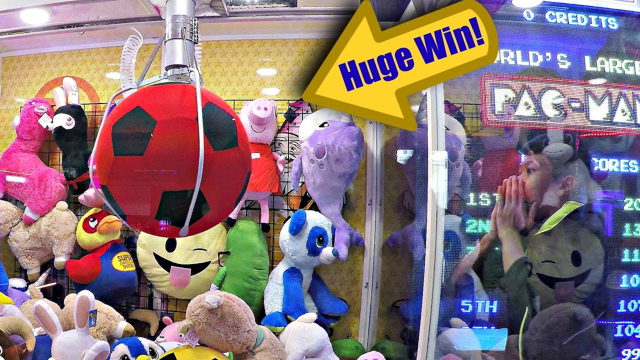 Playing The Giant Claw Machine For A HUGE Win & UFO Catcher Prize Wins