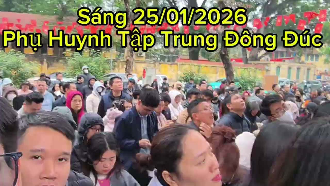 Đông Đúc, Không Chen Chúc, Hồi Hộp Lộ rõ trên khuôn mặt Phụ Huynh.
