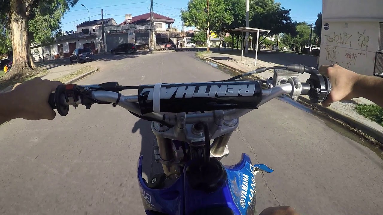 YZ 85 primer día vuelta por el barrio