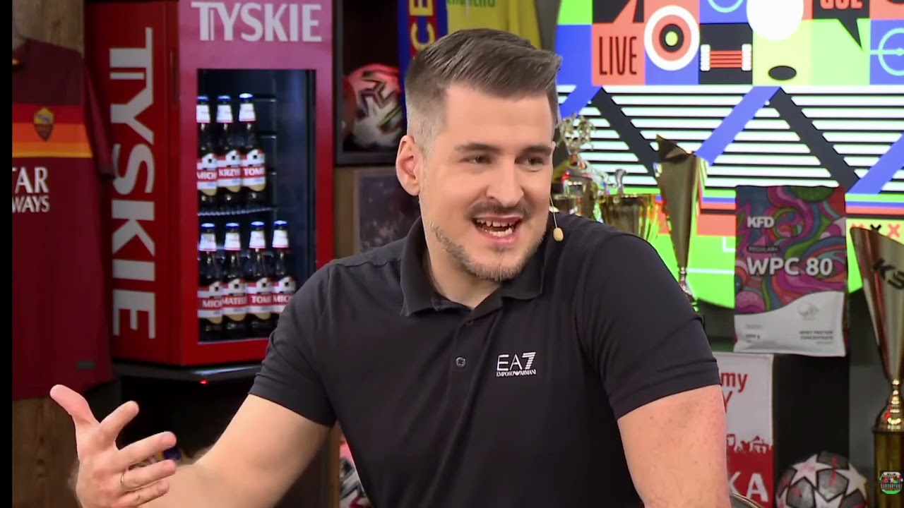 Saju dodzwania się do kanału sportowego i zadaje Izakowi niewygodne pytania