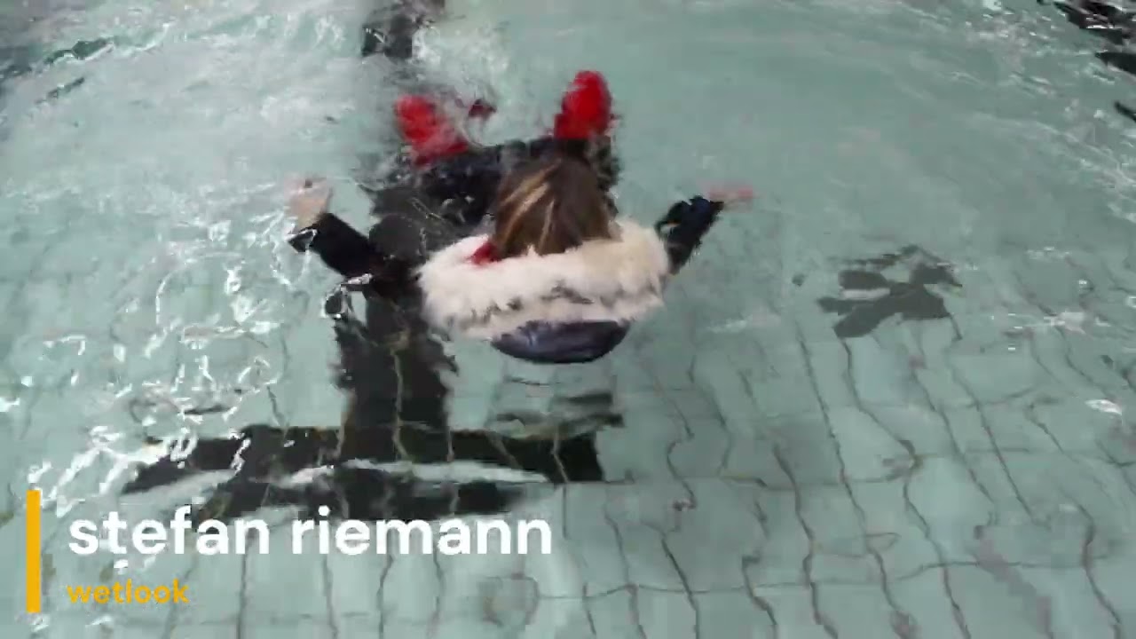 Poolparty Oktober 2021 - mein Weibchen mit dunklem Mantel und roten Leggings - wetlook