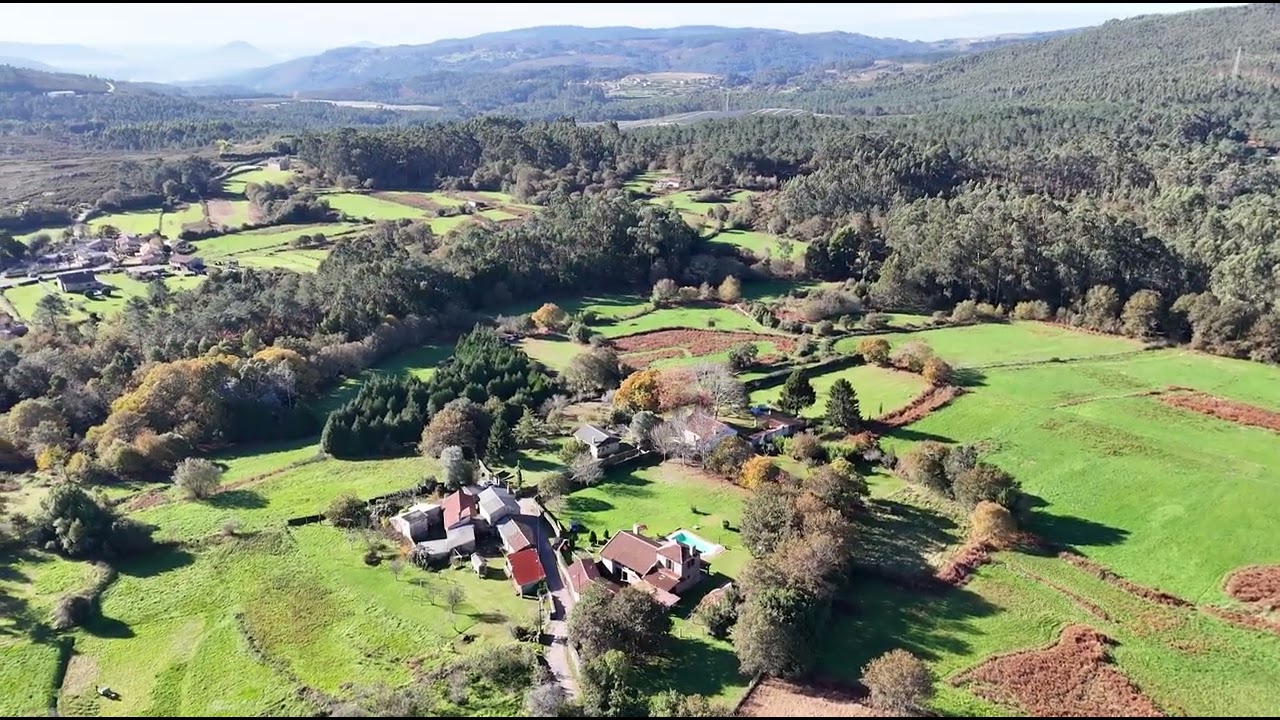 Casa rústica galega con amplio terreno y piscina