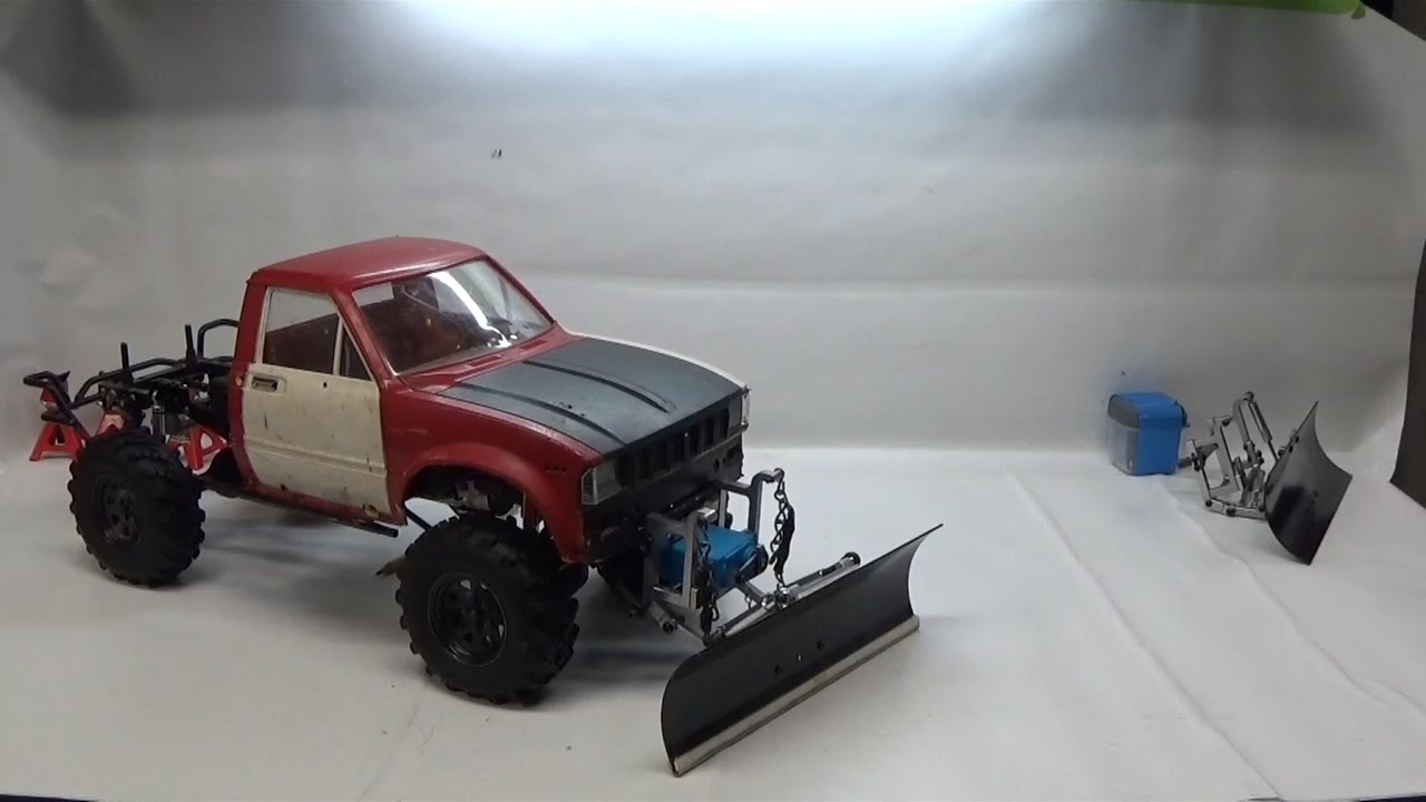 Экстремальная радиоуправляемая модель внедорожника 4x4 с снегоуборочной системой.