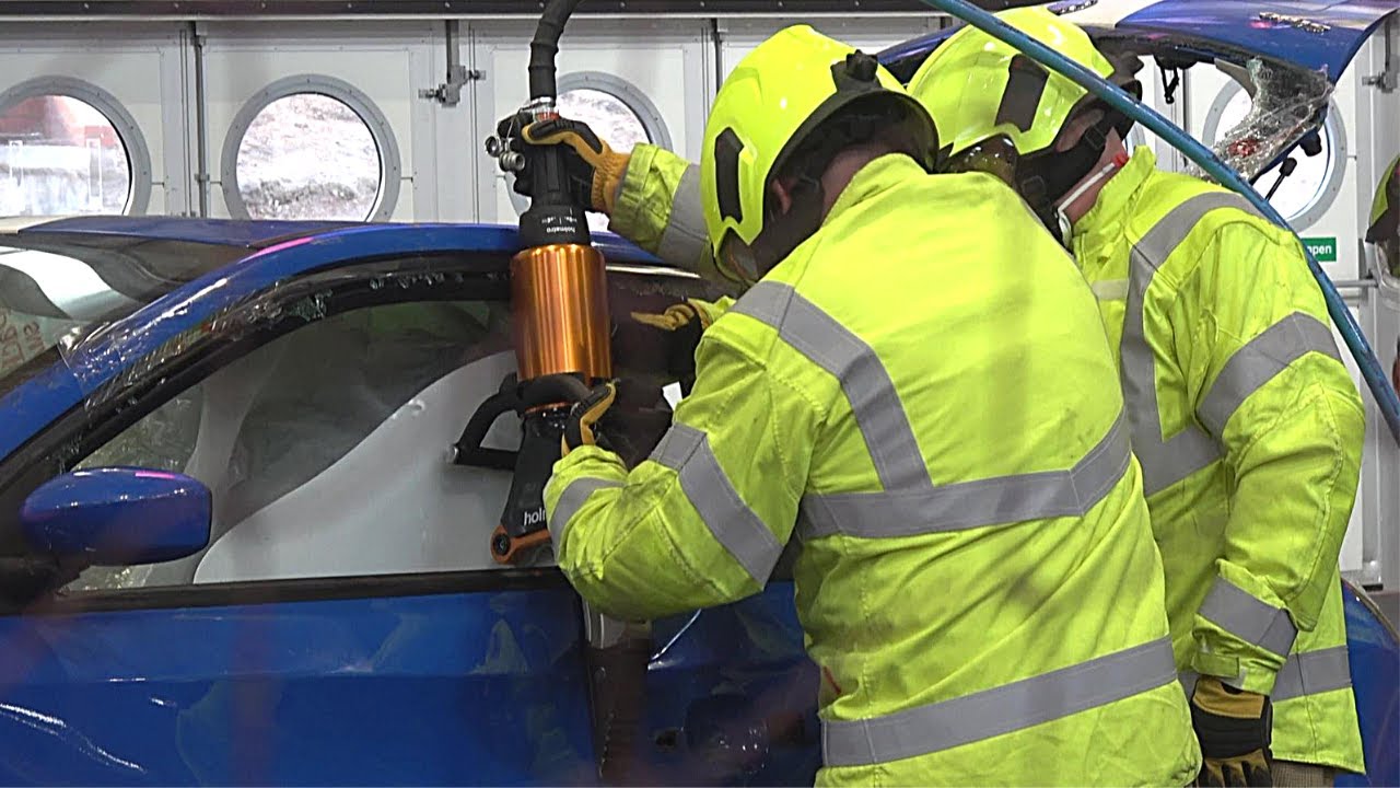 West Midlands Fire Service - Training Exercise // PERSON TRAPPED - Road Traffic Collision