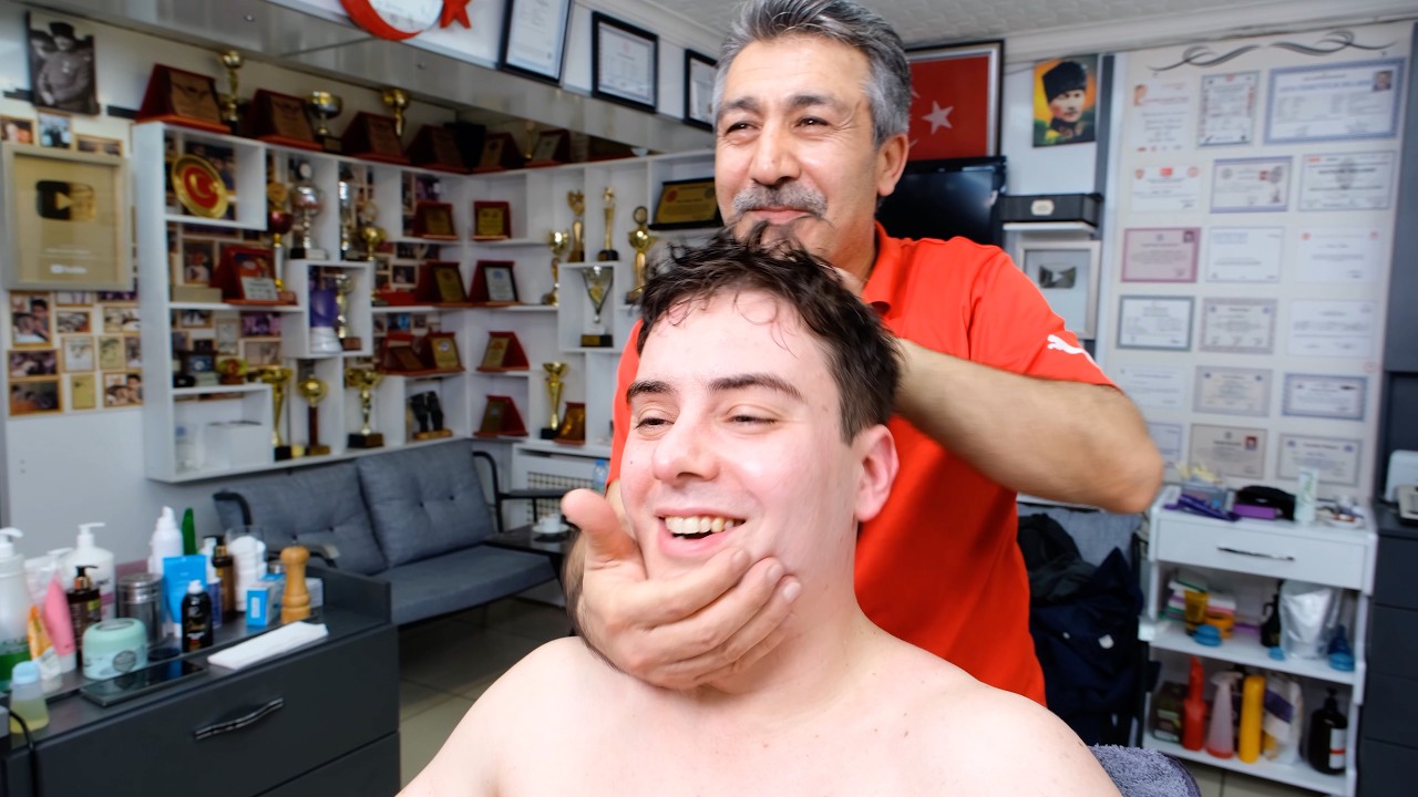El barbero m&aacute;s extra&ntilde;o del mundo me HACE CRUJIR el cuello