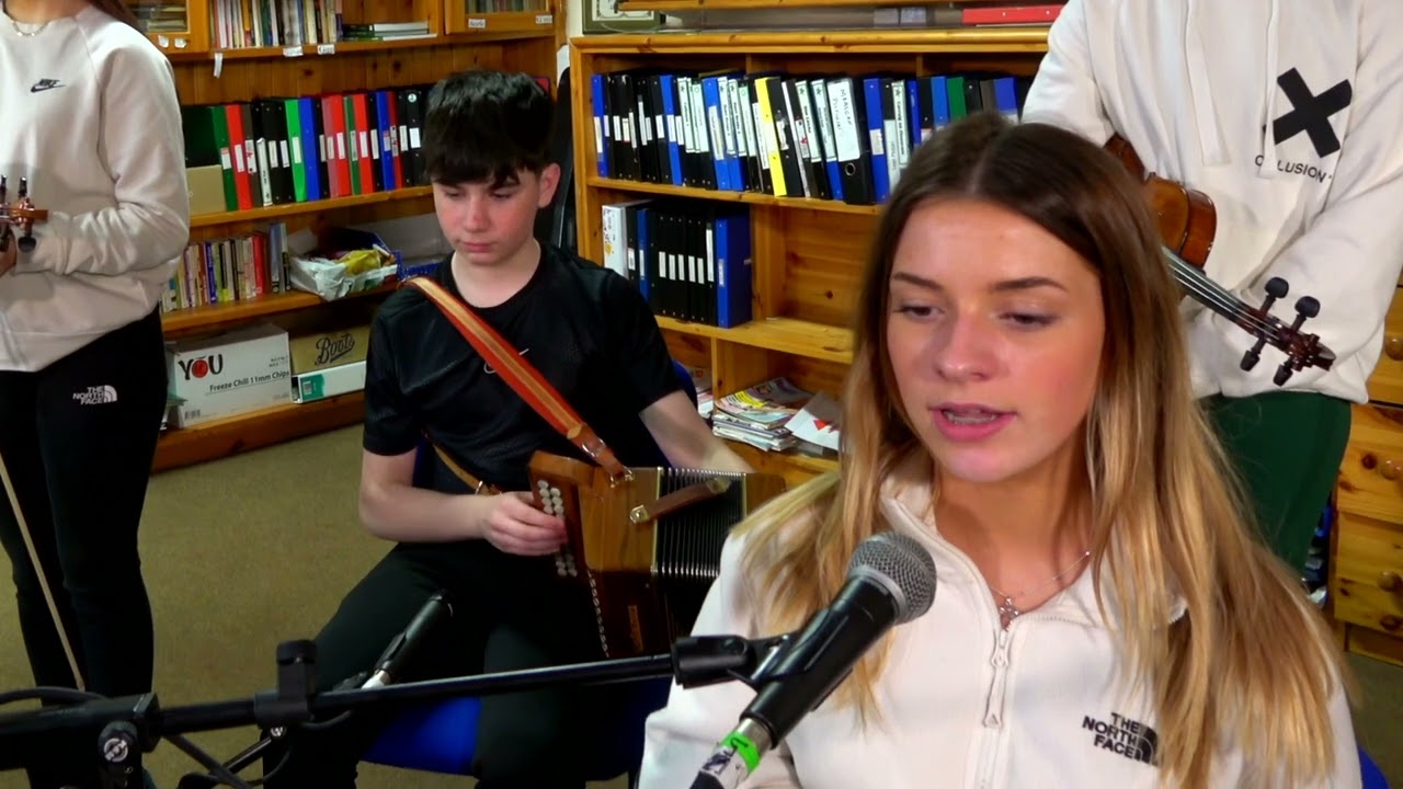 An Crann Óg ag ceol Mál Bhán Ní Chuilleanáin