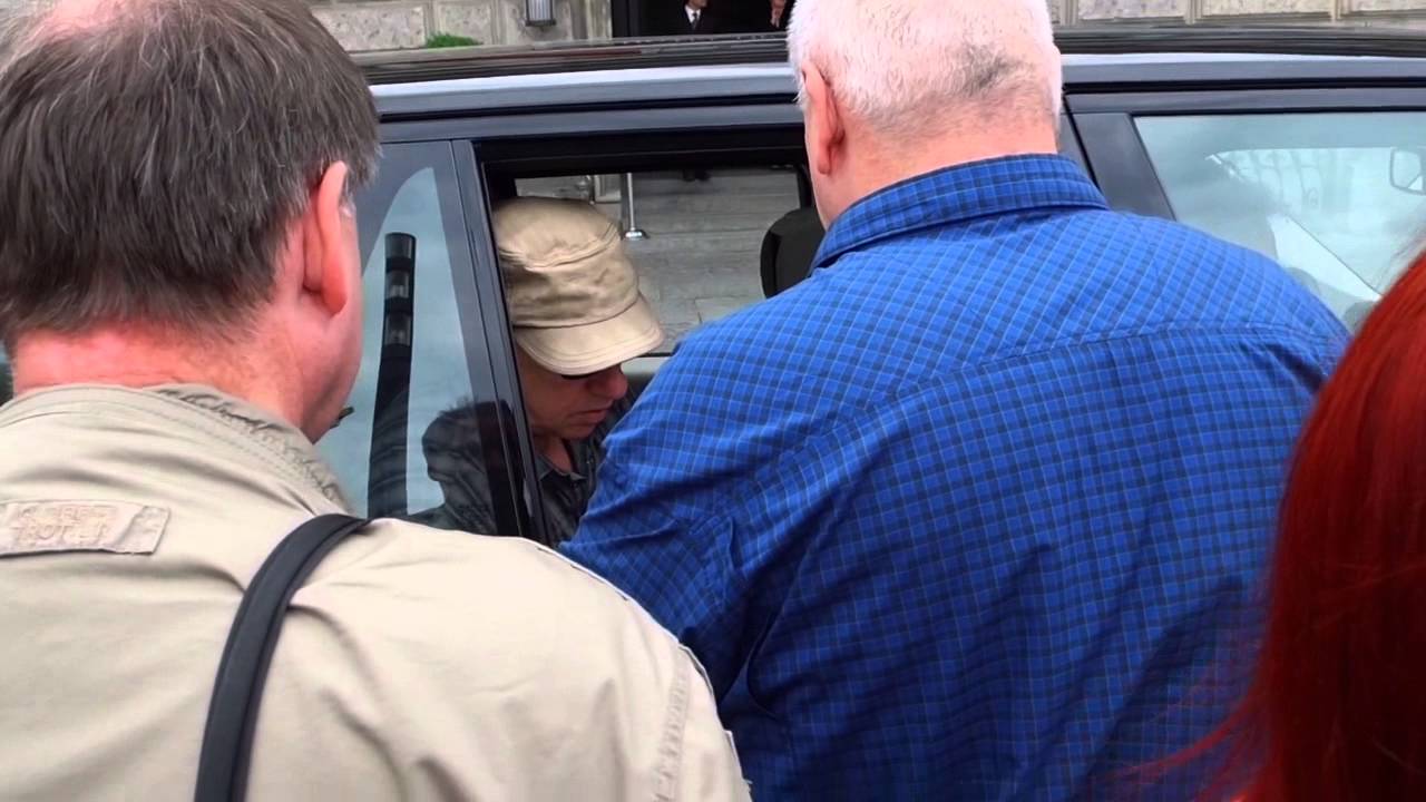 Mark Knopfler signing autographs (inside car) in Berlin 2013