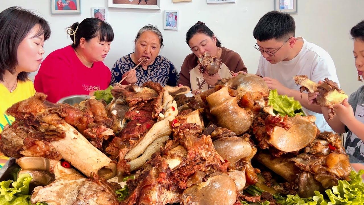 霞姐做客！丹丹下血本做麻辣牛骨，亮亮狂啃到失控！【胖手手丹丹】
