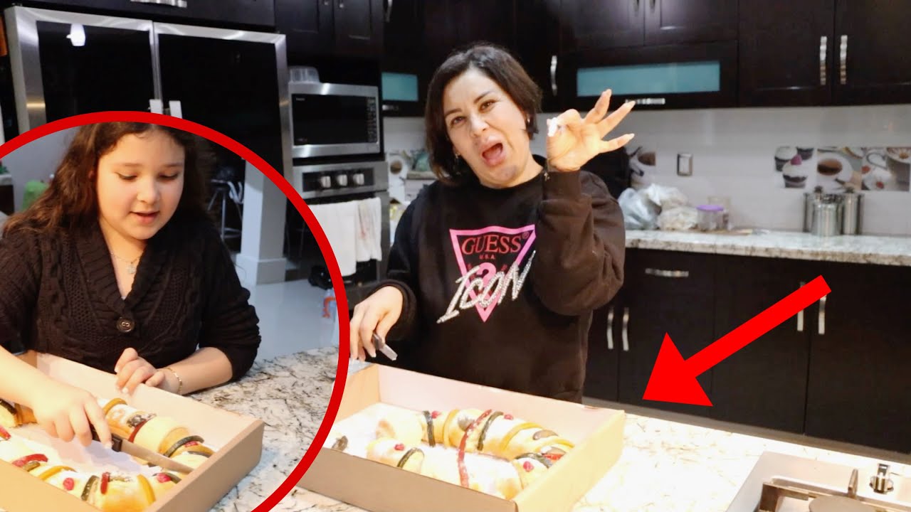 She got the baby en la Rosca de Reyes!