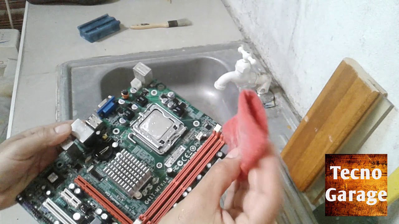Lavando motherboard pc con agua y jabón