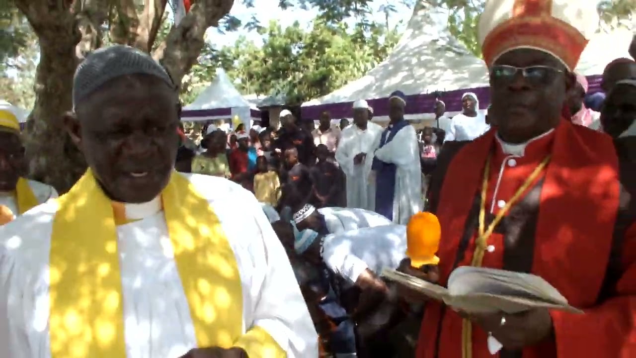 His Eminence Rt Cardinal TEDDY .O. AYOMA Led the burial Proceeding at Seme.