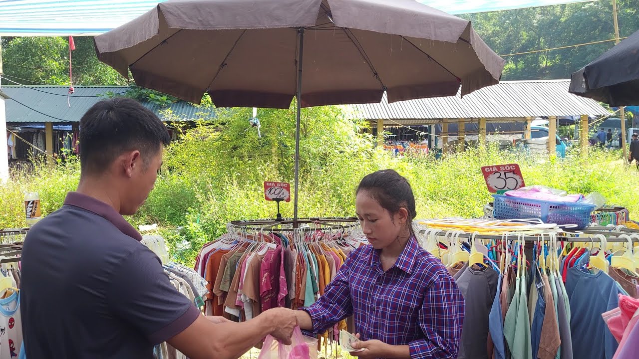 Single mother and daughter go to town to buy new clothes | Ly Tieu Mai