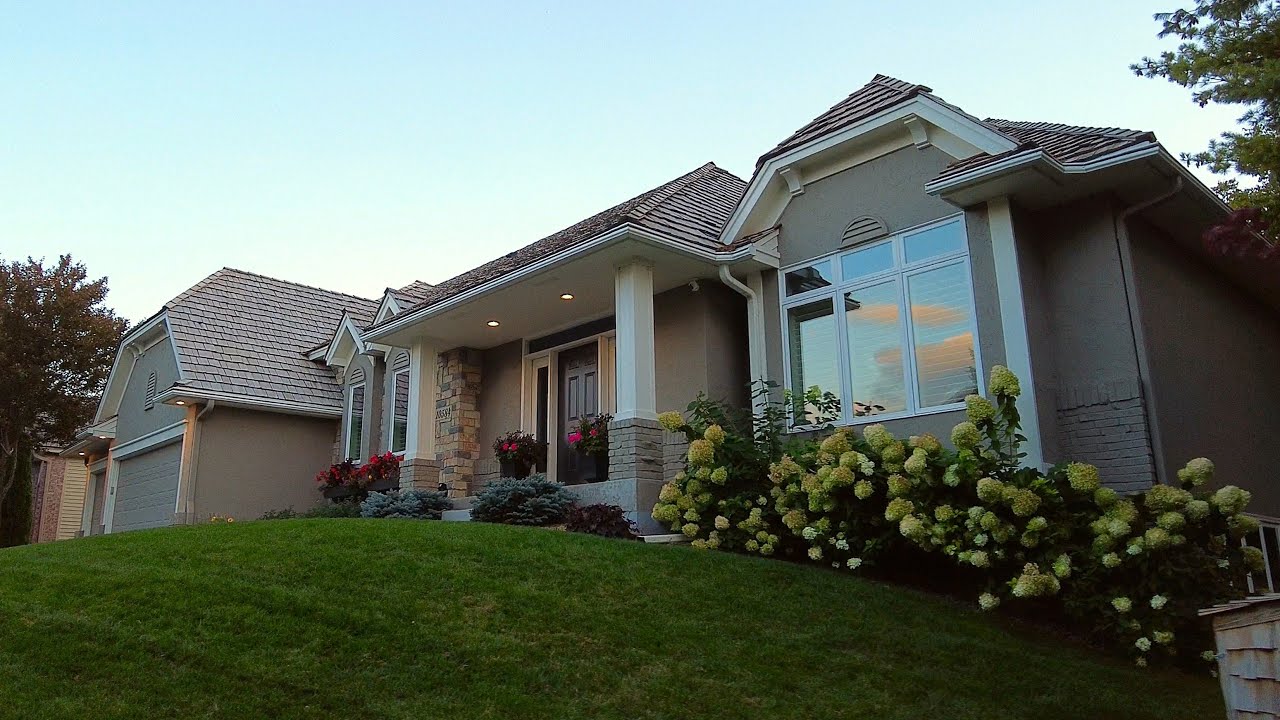Walking in an American Neighborhood - Million Dollar Houses & A Wild Turkey - Suburban Tranquility
