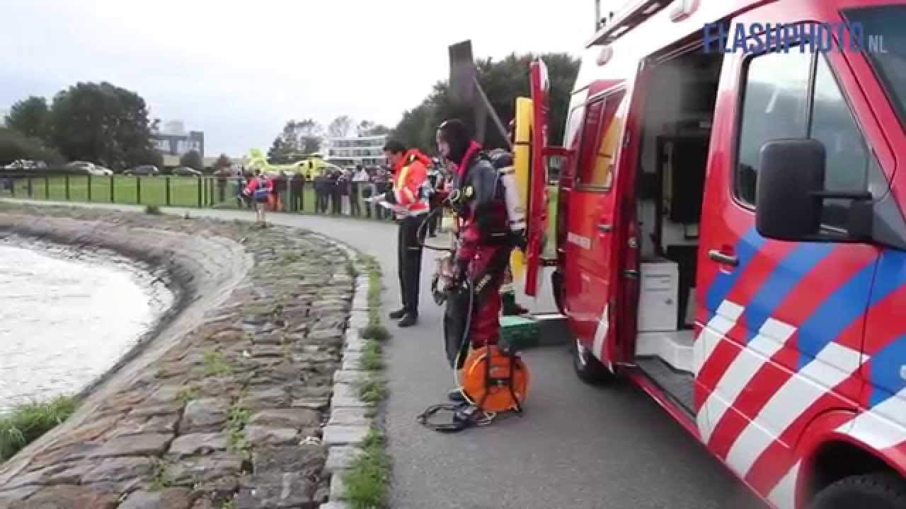 Brandweerduiker redt vrouw uit het water - Maasboulevard Vlaardingen