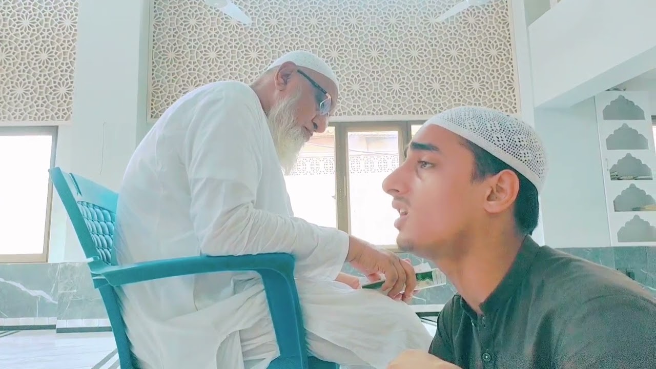 سبق کا دوسرا حصہ فضیلت الشیخ حضرت  قاری نذیر احمد مالکی صاحب اپنے شاگرد کا سبق سن رہے ہیں ماشاءاللہ