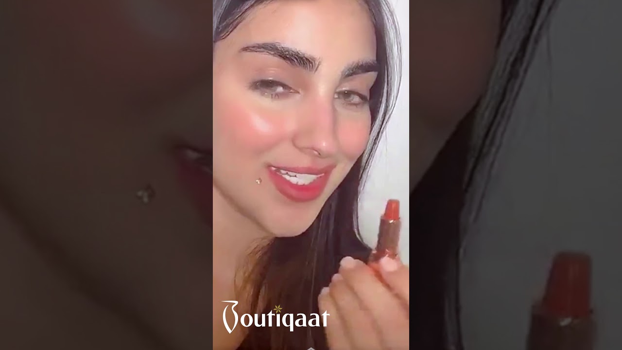 Zainab Alalwan Coverage on Mwah Lipstick | Boutiqaat- تغطية زينب العلوان على باليت احمر الشفاه مواه