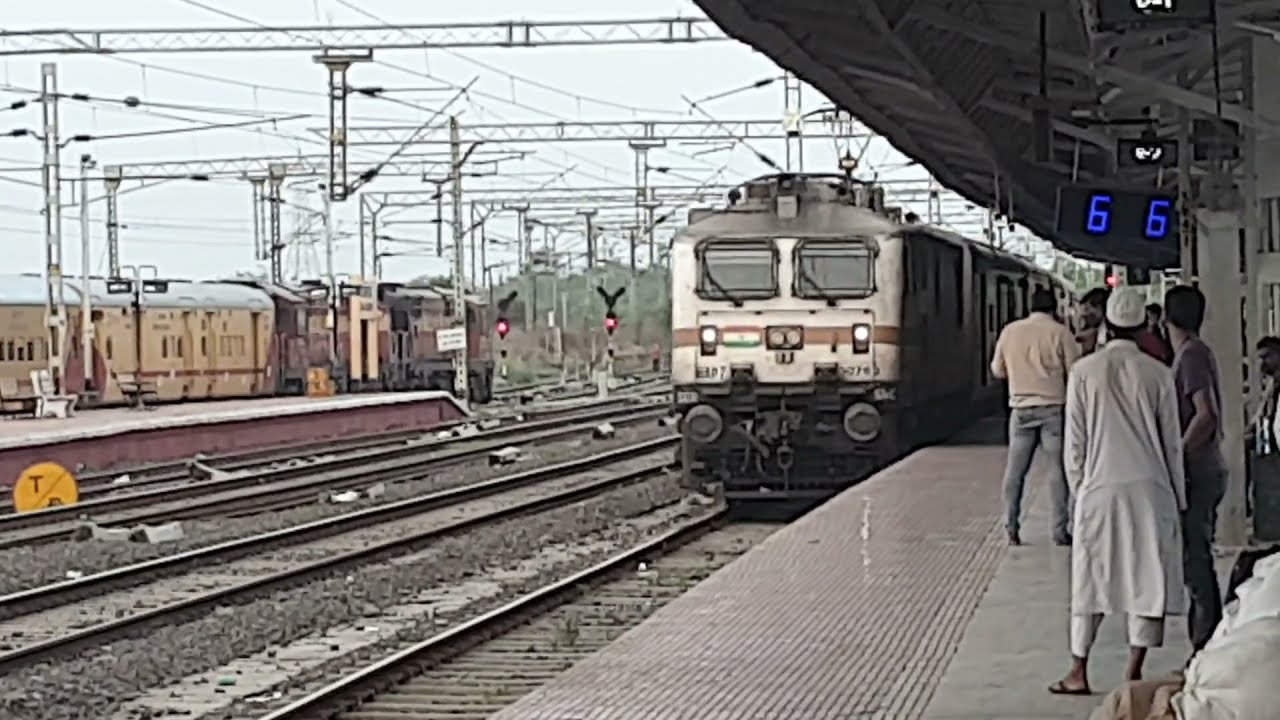 Akola junction announcement arrival departure and chain pulling..