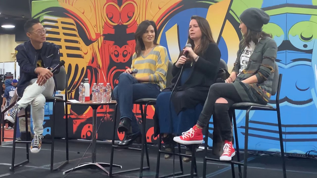 Holly Marie Combs On Going Into Acting And First Lesbian KIss At Wizard World Oakland
