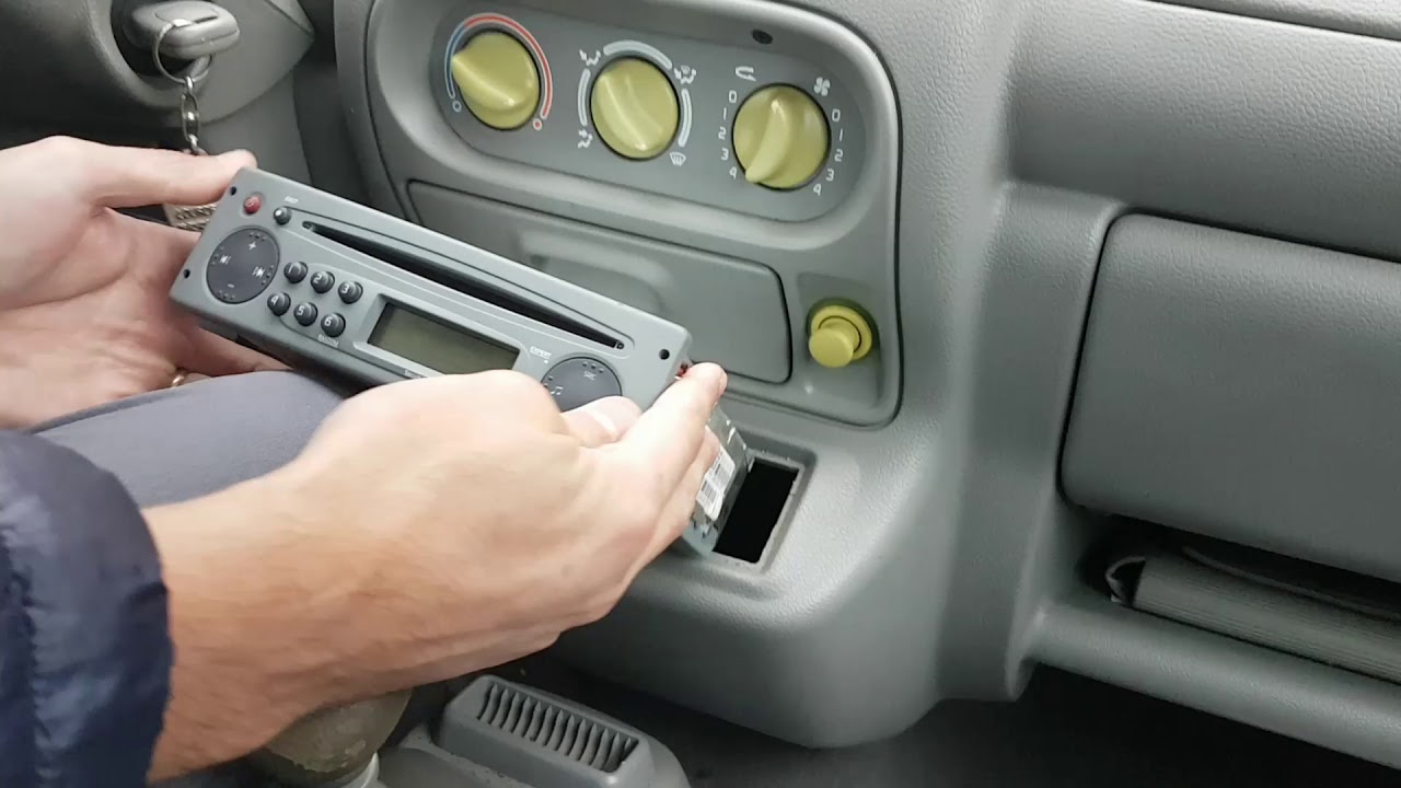 Comment retrouver le code du poste de sa Renault ? (Gratuitement)