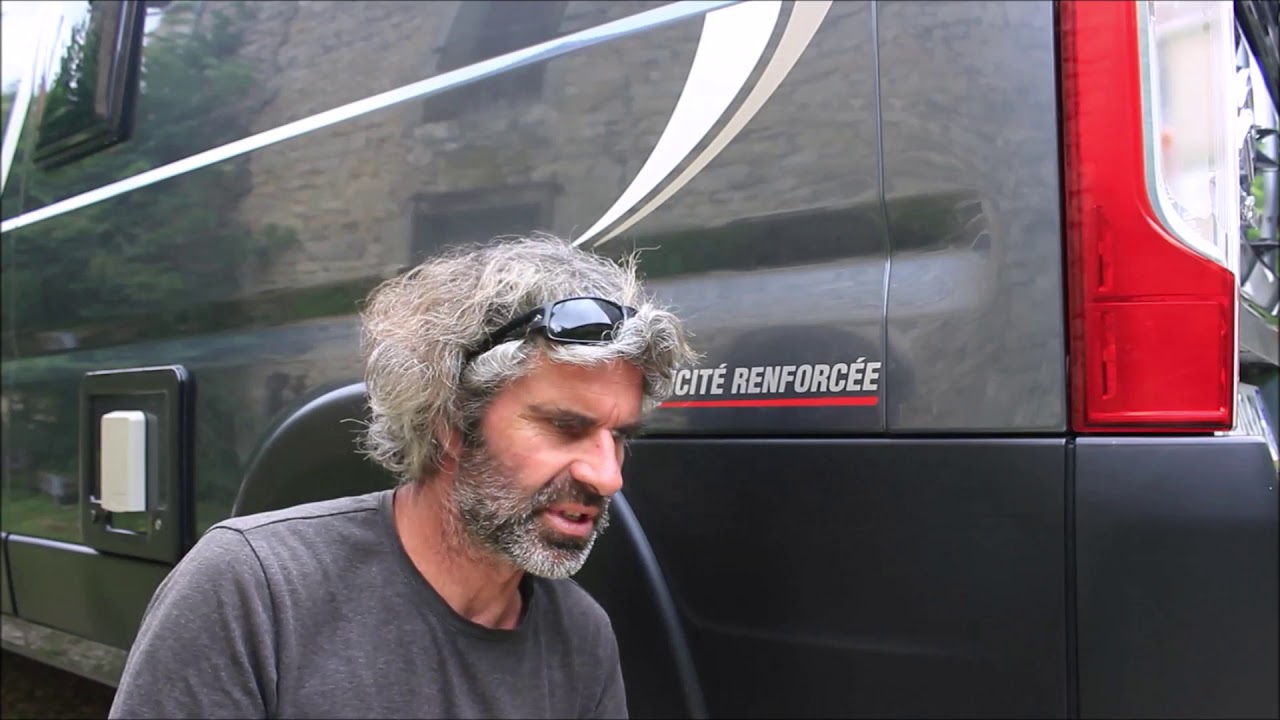 Location avec Yescapa d'un fourgon am&eacute;nag&eacute; P&ouml;ssl 2 win plus avec la motricit&eacute; renforc&eacute;e Poclain