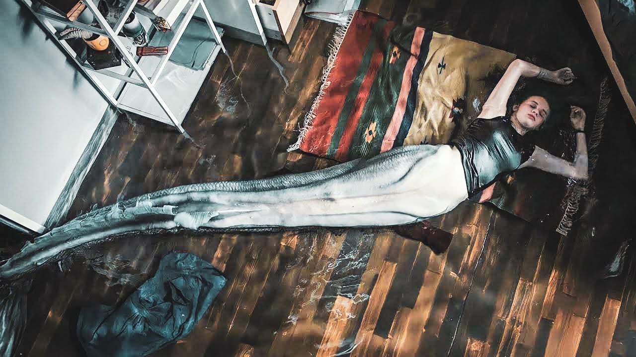 بنت تستيقظ من النوم وتجد نفسها تحولت الى سمكة بحرية | Blue my mind