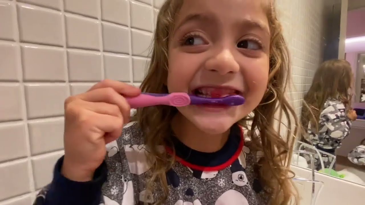 Escovando os dentes com as crianças