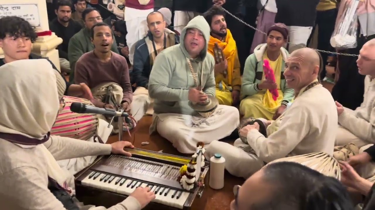 Vrindavan ISKCON: Come closer, it's impossible, there are always so many people
