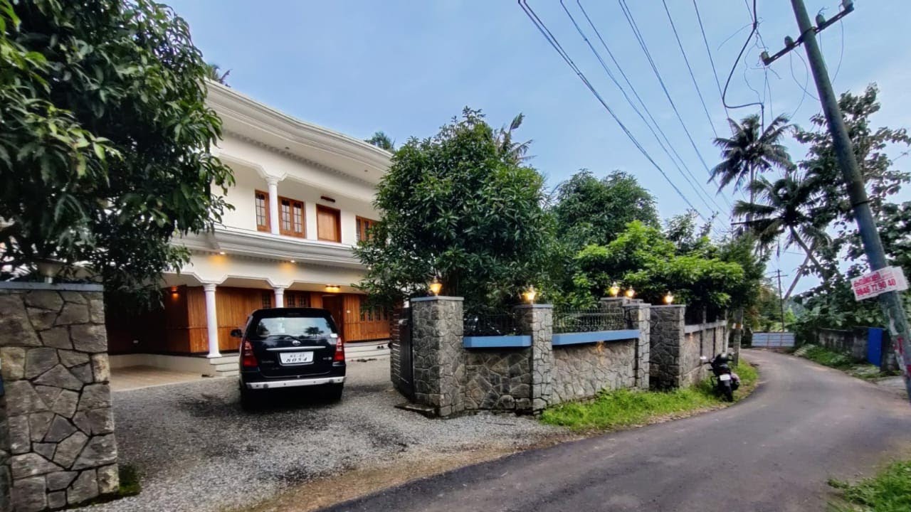 Old House for Sale in Ernakulam | Very Urgent Sale