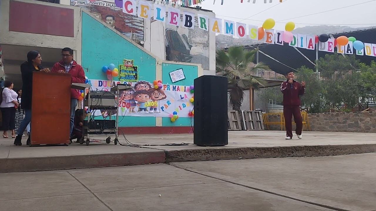 Dayiro recitando una poesía por el día de la educación primaria