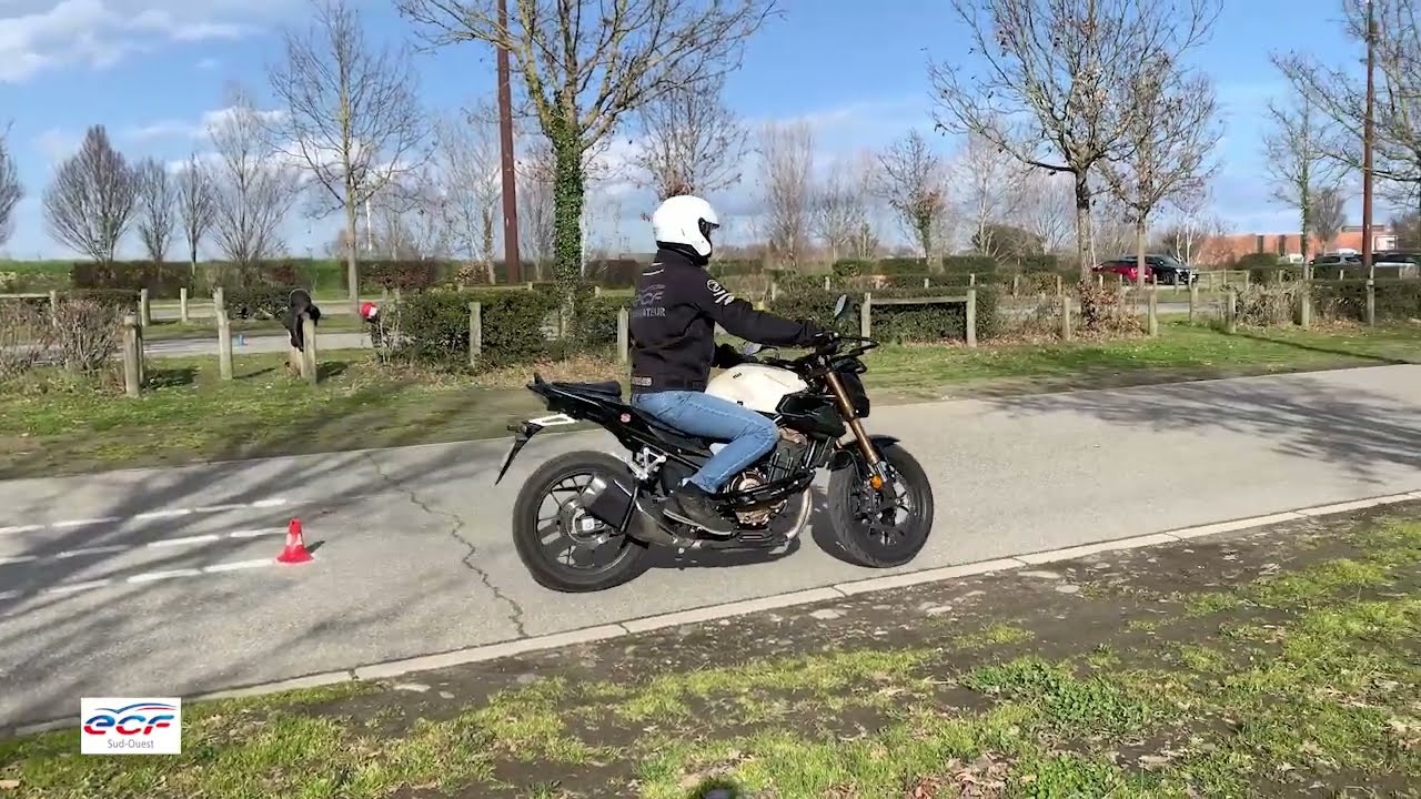 Comment réaliser un demi-tour parfait avec un arrêt en moto : astuces et démonstration en vidéo !
