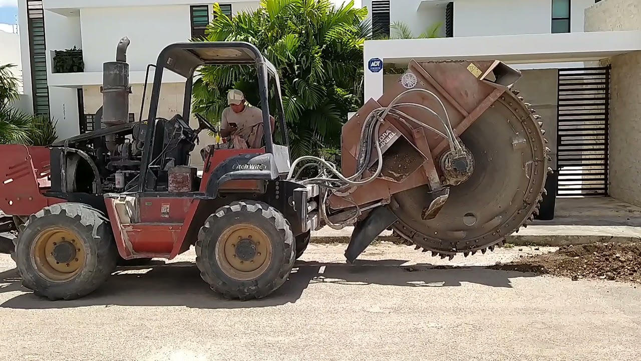 MAQUINARIA PESADA ZANJADORA.Trabajo de una máquina zanjadora de rueda.