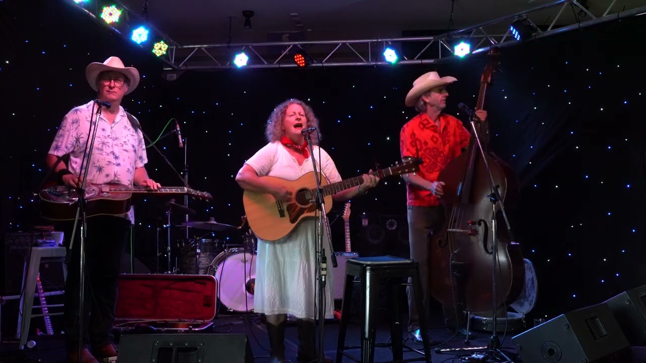 The Cartwheels are Golden Guitar winners Wendy Phypers & Dave Patterson.video C0058