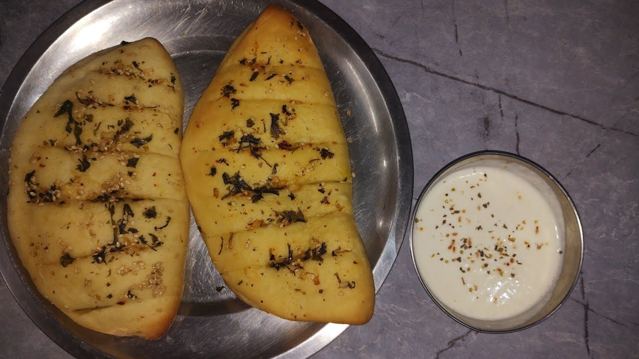 Tasty Garlic bread with Special Dip #cheesy #garlicbread #garlicdip #garlicchatni #cheese 