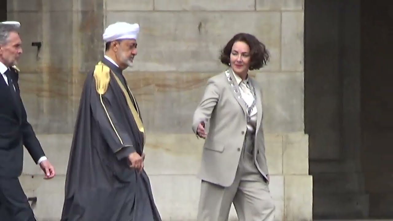Impressie Kranslegging op de Dam door de Sultan van Oman