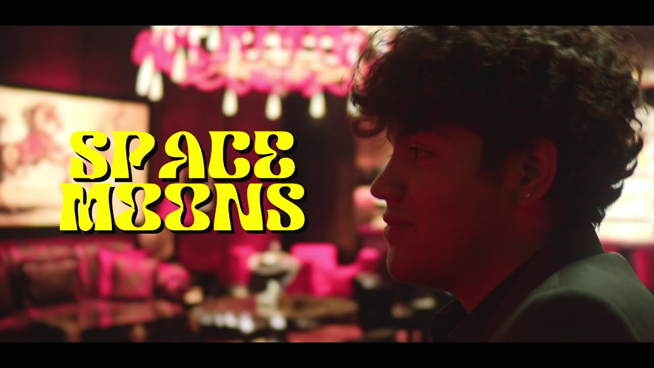 SpaceMoons - D&eacute;bil (Video Oficial)