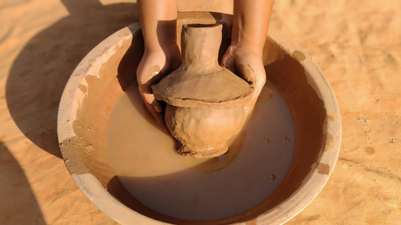 Mitti ke pot se dobara clay bnane ke liye pot ko dala paani me 🍯💦