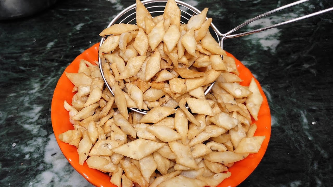 घर पर नमक पारे बनाने का सबसे आसान तरीका एक बार बनाएं और महीनो खाएं | Easy Namakpaare Recipe #plzsubs