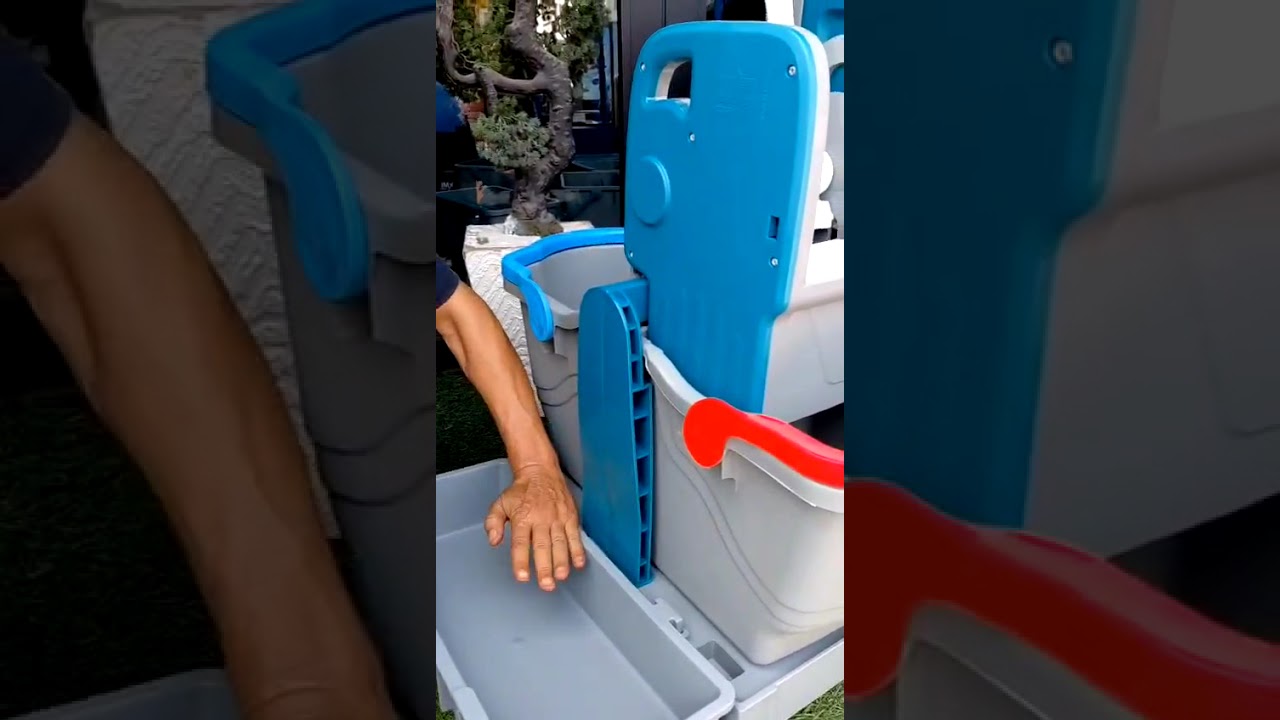 Chariot de nettoyage en plastique avec armoire et sac.