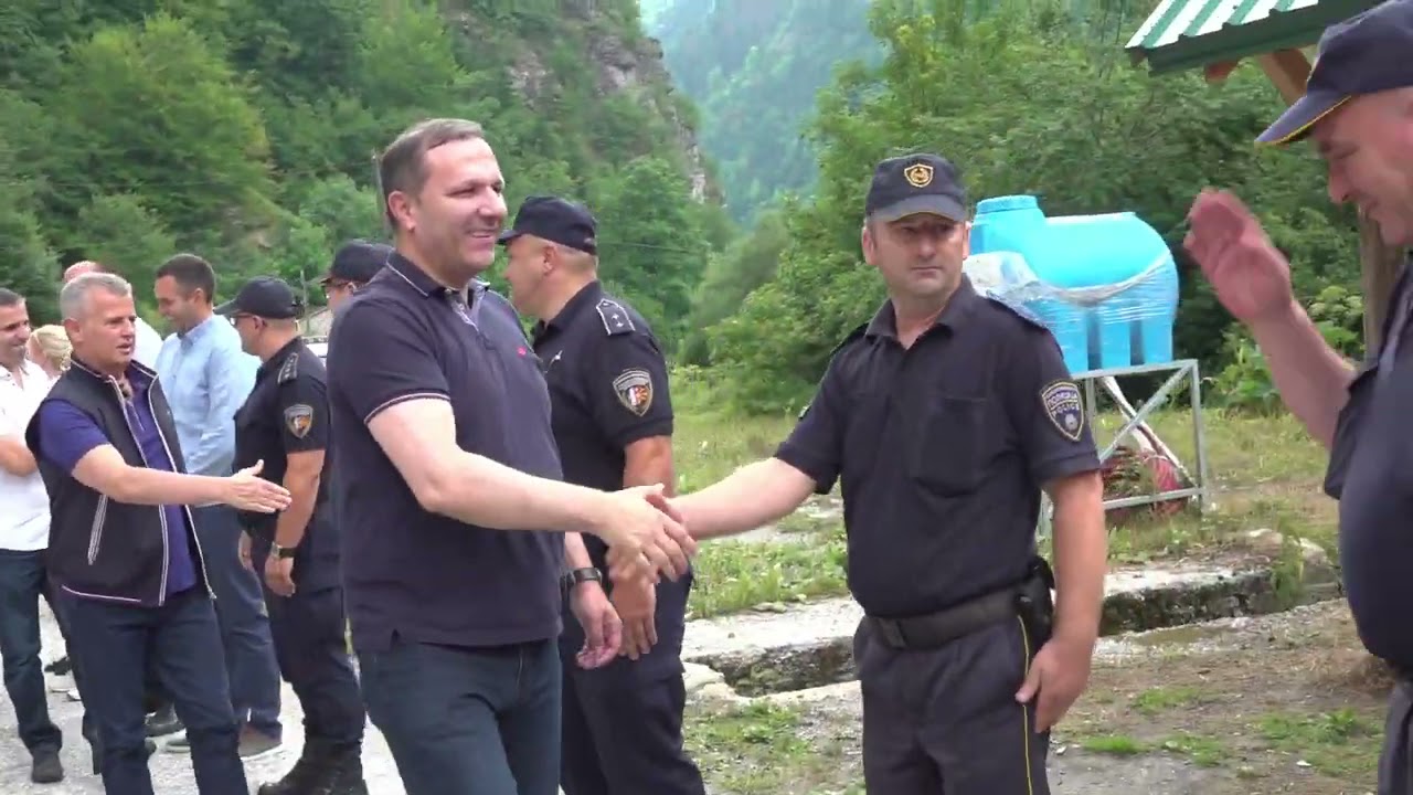 Makedonija, Ministar Spasovski pusta u rad privremenog GP Strezimir Restelica od stola i dve stolice