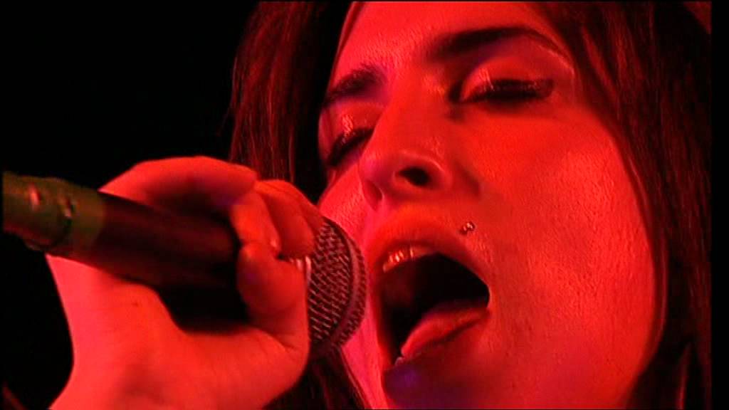 Amy Winehouse - Take The Box & Love Is Blind & Fuck me Pumps & Interview - T In The Park - 2004