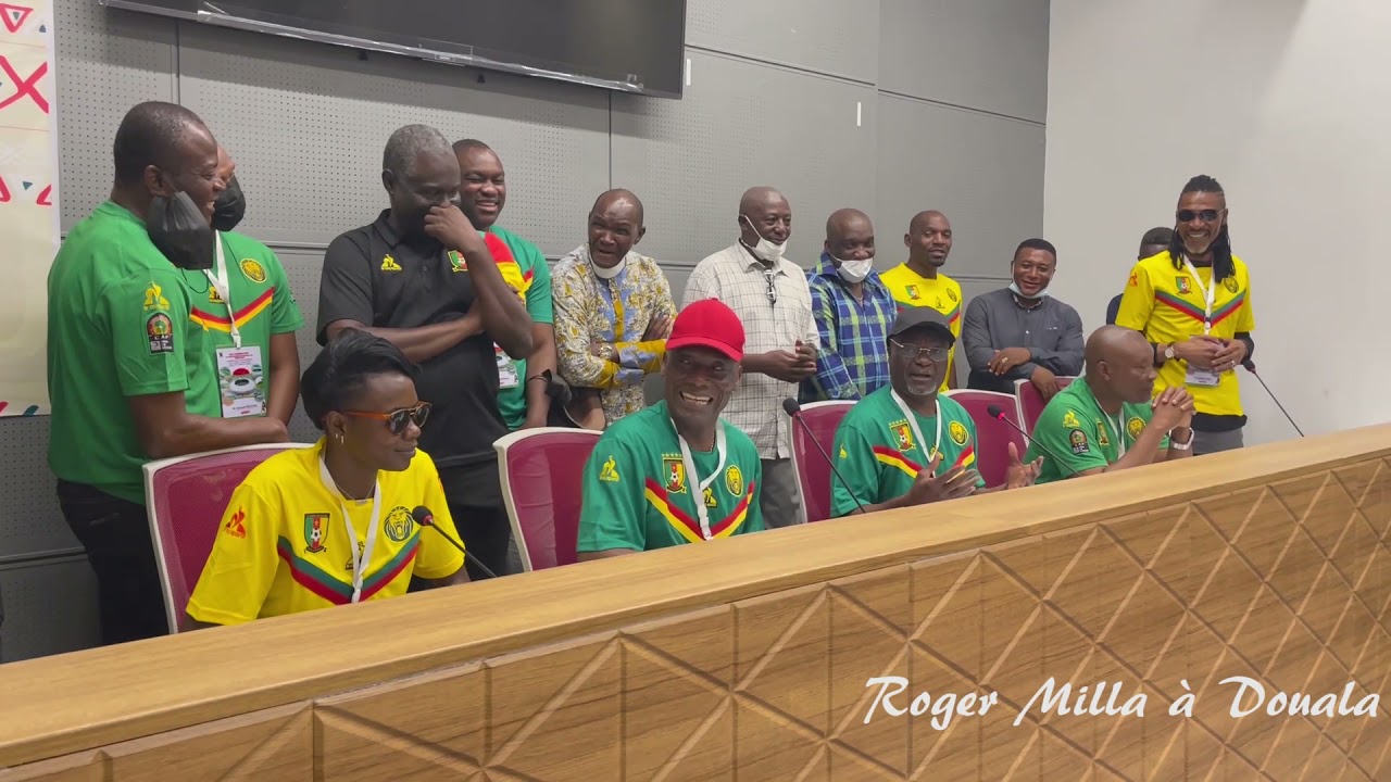 Prise de parole des joueurs à la salle de conférence du stade de Japonna
