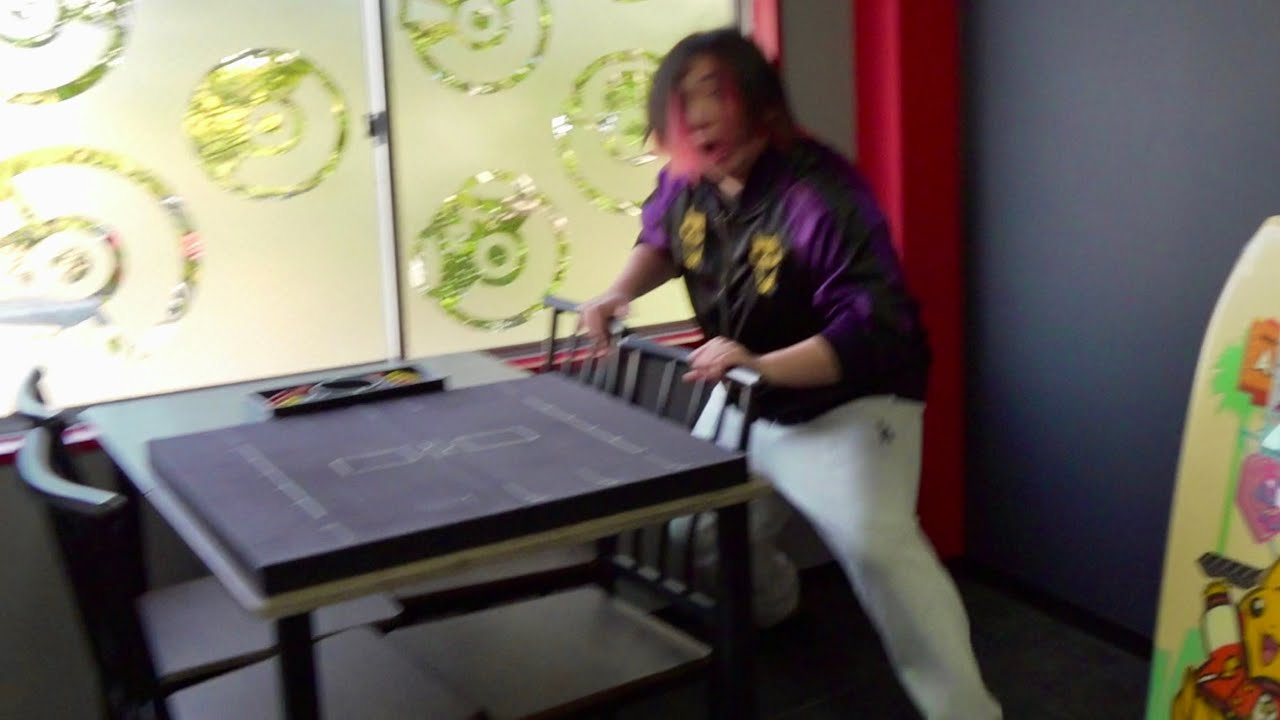 家から1500km離れた場所に無理矢理つれて行かれ、オリパを引かされ、店内でチンパンジー化する激きもオタクwww