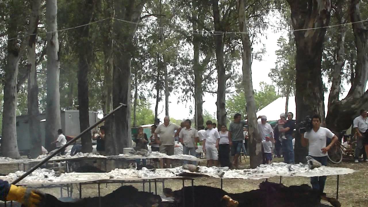 FIESTA DE LA VAQUILLONA ASADA CON CUERO.MP4