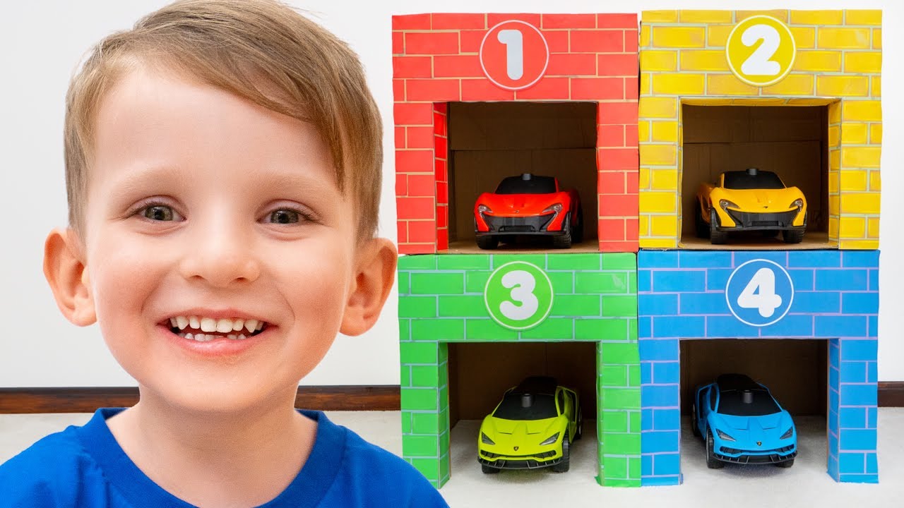 Bébé Alex joue à des jeux de voiture avec des petites voitures
