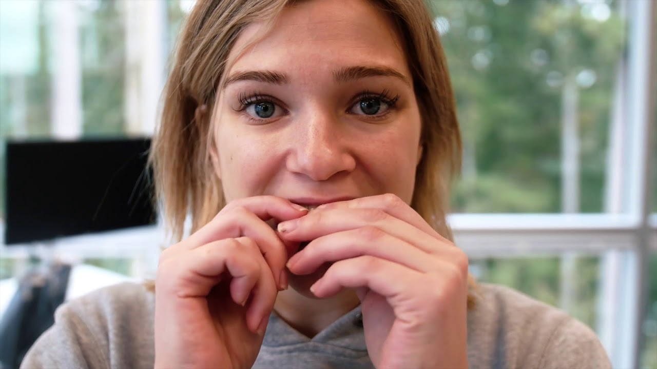 Как надеть резинки (эластики) на прозрачные элайнеры (Invisalign)