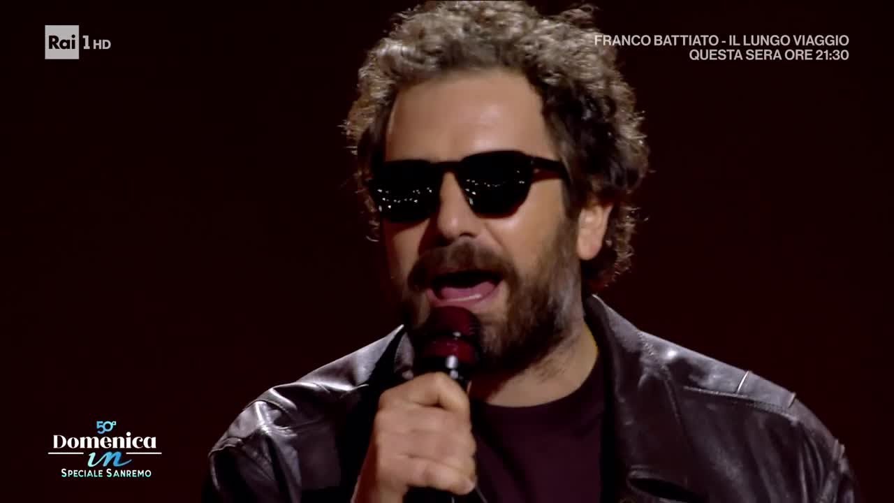 Tommaso Paradiso canta 