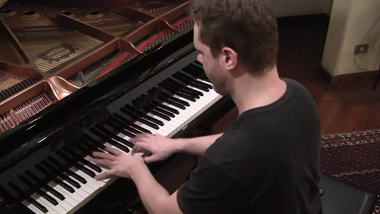 Silvio Santos m&uacute;sica Pi&atilde;o da Casa Pr&oacute;pria no piano e assobiada