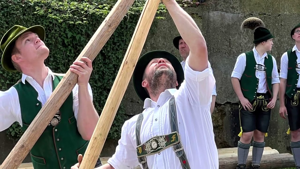 Maibaum Aufstellen in Wildenwart im Chiemgau 2023, bayerische Tradition
