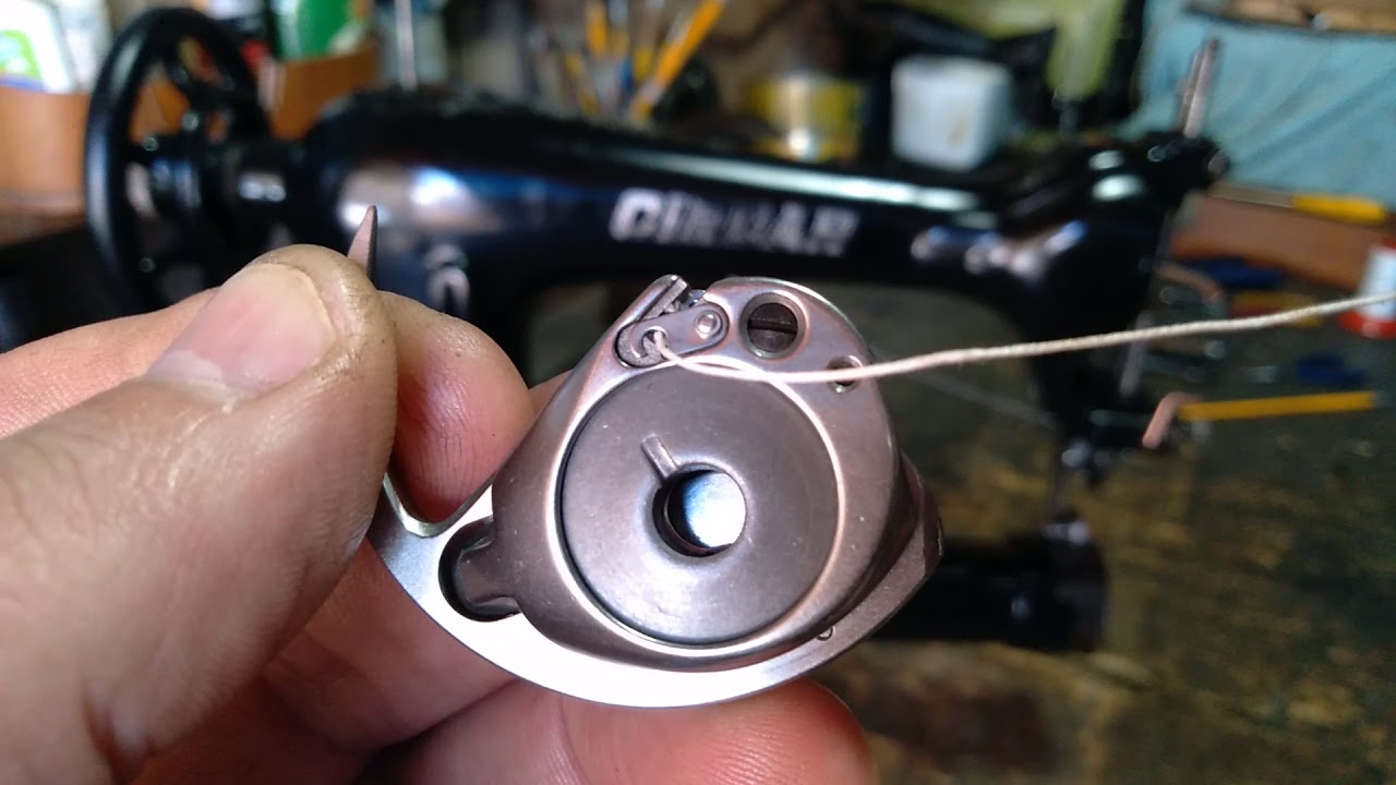 Passando a linha na caixa de bobina na máquina de costura canhota esquerda Cirdar TF-1 e Singer 1822
